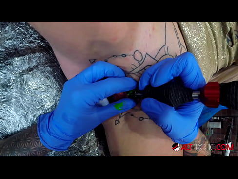 ❤️ Sully Savage, o bunăciune extrem de tatuată, și-a făcut un tatuaj pe clitorisul ei ❤❌  at ro.yespornpics-com.ru ❌️❤